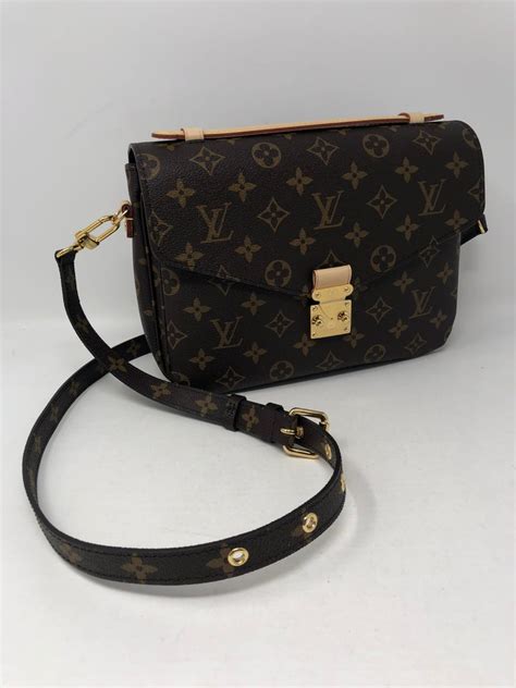 louis vuitton pochette metis strap.